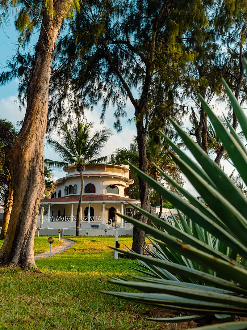 Kobe Suite Resort edificio circondato da giardini tropicali a Watamu, Kenya